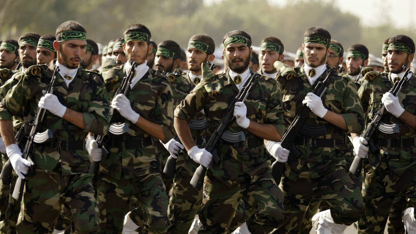 Iranische Revolutionsgarde während einer Militärparade (Archivbild): Das Regime sieht die "kulturelle Front der Islamischen Revolution" durch ein Sex-Video gefährdet.