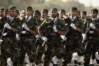 Iranische Revolutionsgarde während einer Militärparade (Archivbild): Das Regime sieht die "kulturelle Front der Islamischen Revolution" durch ein Sex-Video gefährdet.