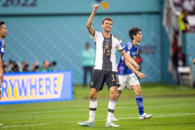 Thomas Müller (bis 67.): Begann auf der 10 und ließ sich immer wieder fallen, um mehr Spielanteile zu generieren. Sonst im zentralen Mittelfeld mit wenig Bindung zum Spiel. Stand sich zeitweise mit Musiala auf den Füßen und diente mehr als Ballableger. Startete in Durchgang zwei mit starkem Powerlauf (47.), sonst aber sehr wenig zu sehen. Note 5