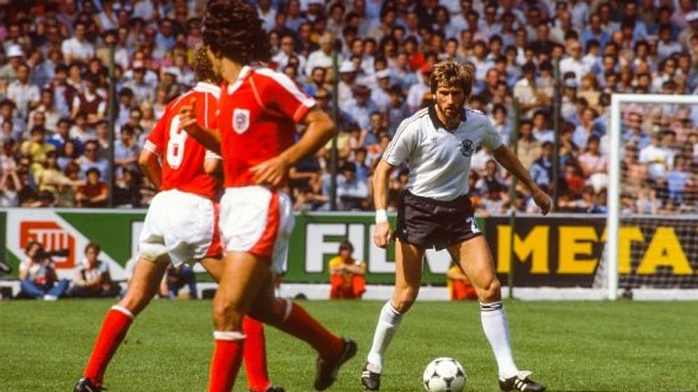 Manfred Kaltz beim WM-Spiel gegen Österreich 1982: Seit der "Schande von Gijón" werden die letzten Gruppenspiele parallel ausgetragen.