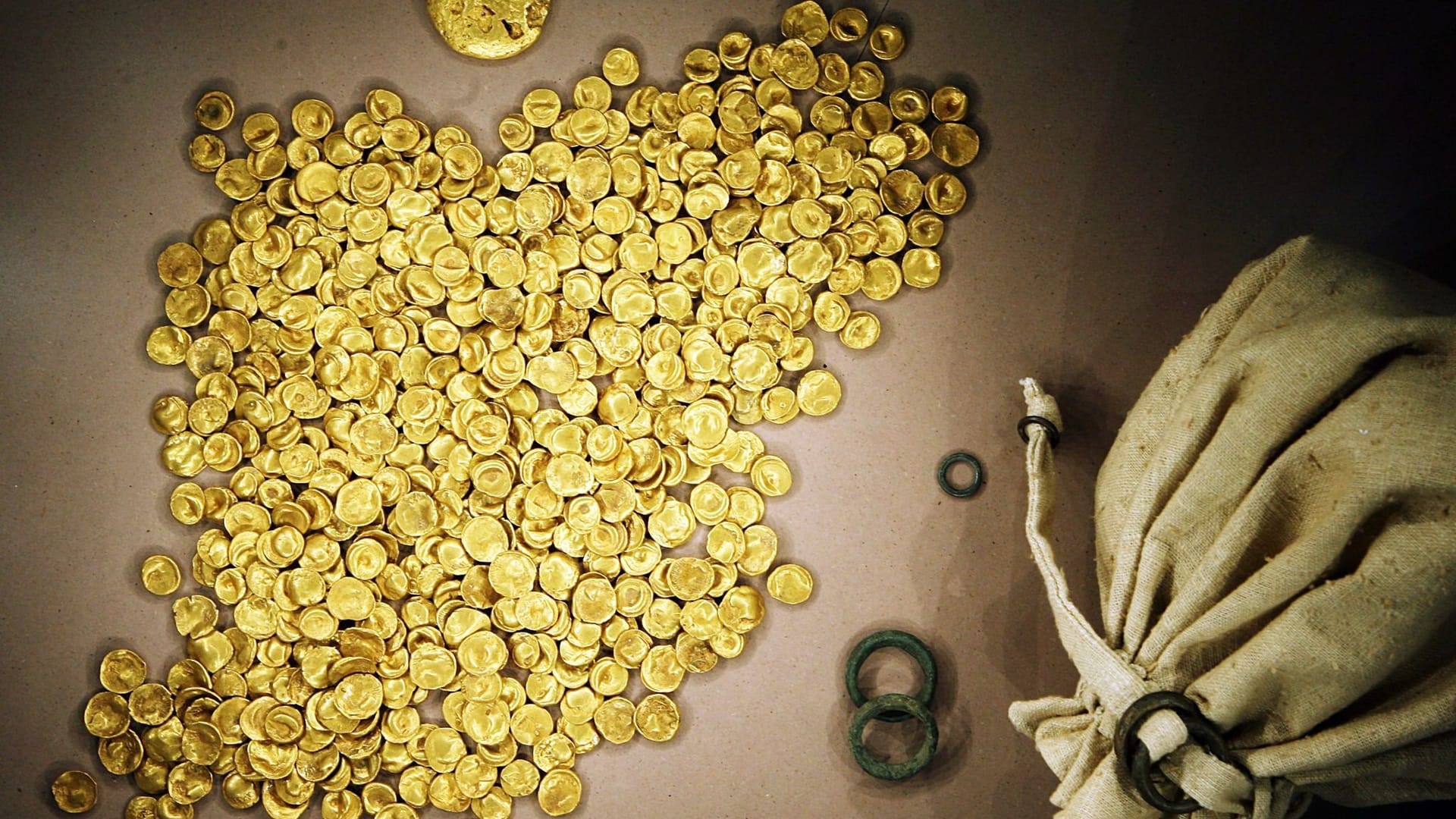 Goldschatz der Kelten aus Museum gestohlen Goldschatz der Kelten aus Museum gestohlen