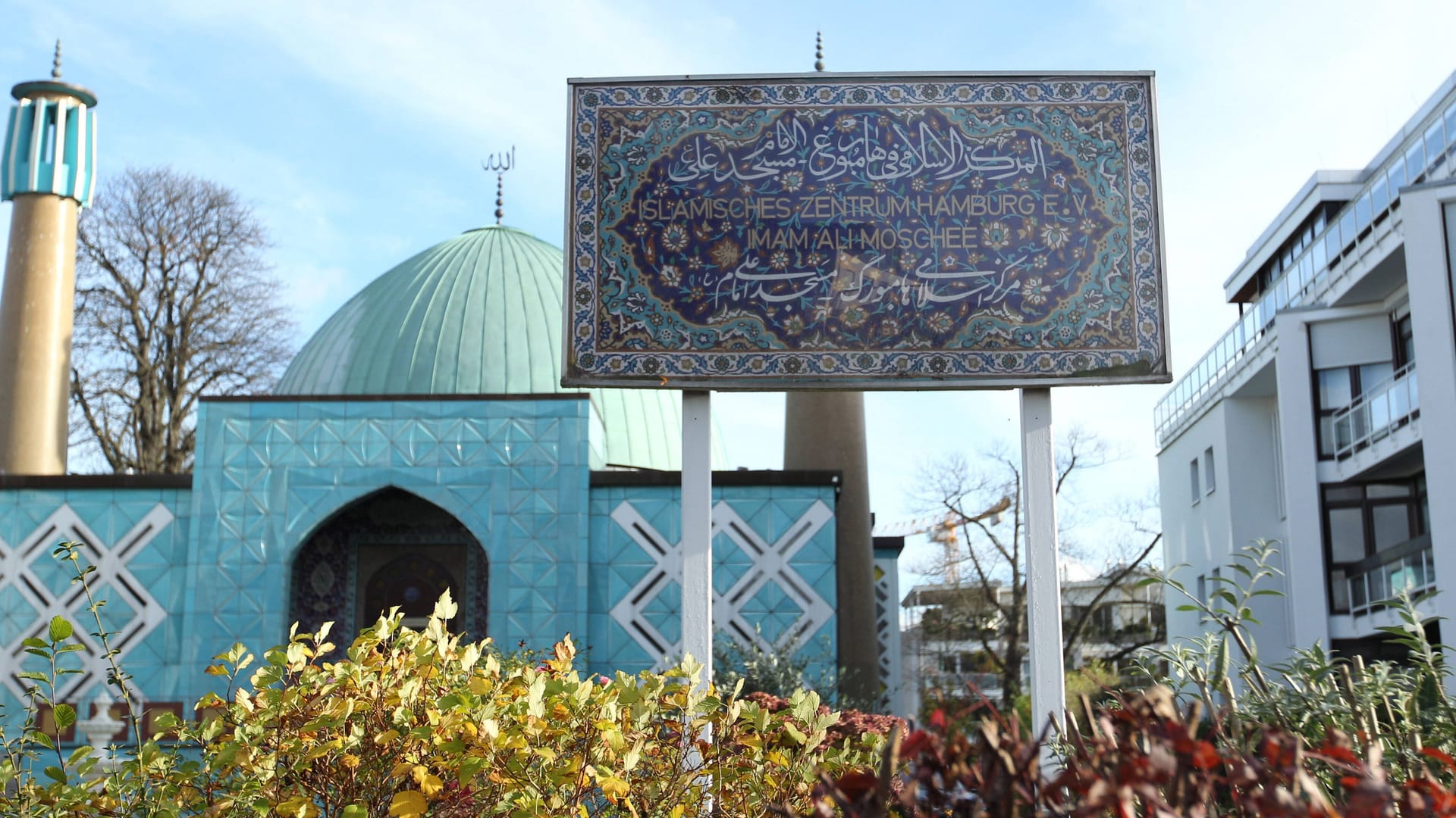 Das Islamische Zentrum Hamburg, auch Blaue Moschee genannt (Archivbild): Auch der Bundestag hat sich bereits mit einer Schließung befasst. Das Islamische Zentrum Hamburg, auch Blaue Moschee genannt (Archivbild): Auch der Bundestag hat sich bereits mit einer Schließung befasst.