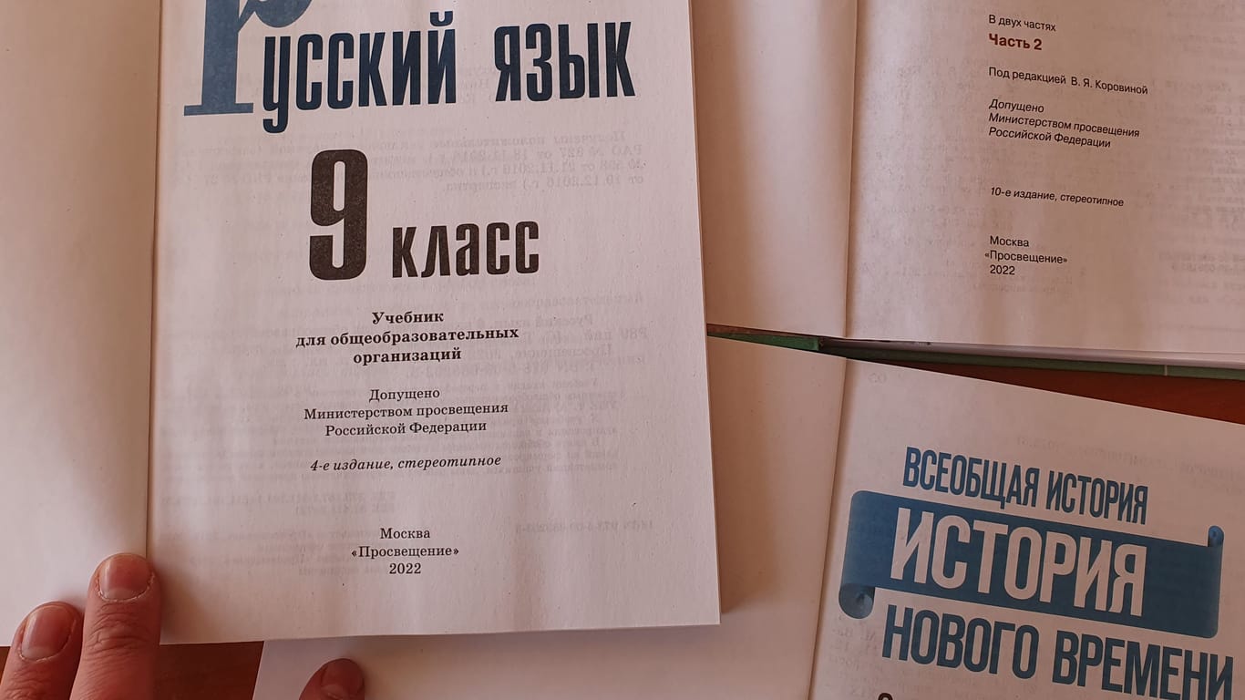 Druckfrisch aus Moskau: In einer Kupjansker Schule liegen immer noch Bücher über russische Sprache, Literatur und Geschichte.