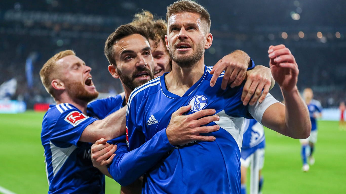 Simon Terodde feiert: Er schoss Schalke zum Sieg.