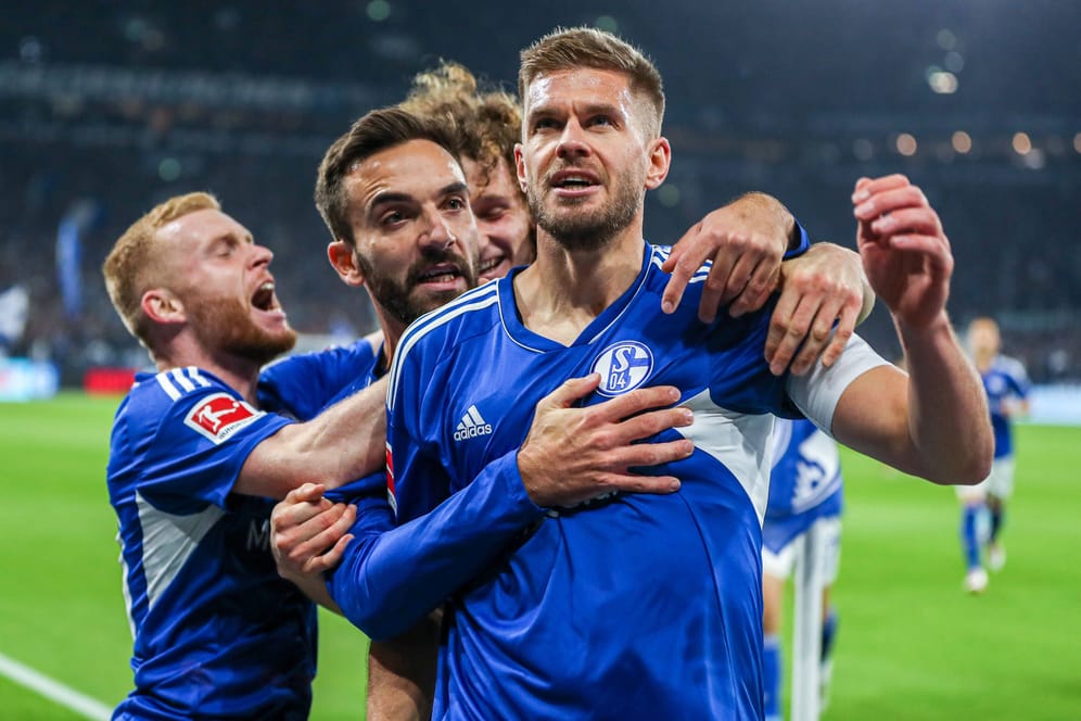 Simon Terodde feiert: Er schoss Schalke zum Sieg.