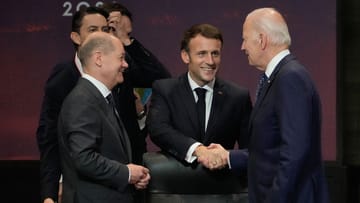 Olaf Scholz, Emmanuel Macron i Joe Biden: Nastroje na wtorkowym szczycie G20 w Indonezji nadal były dobre.