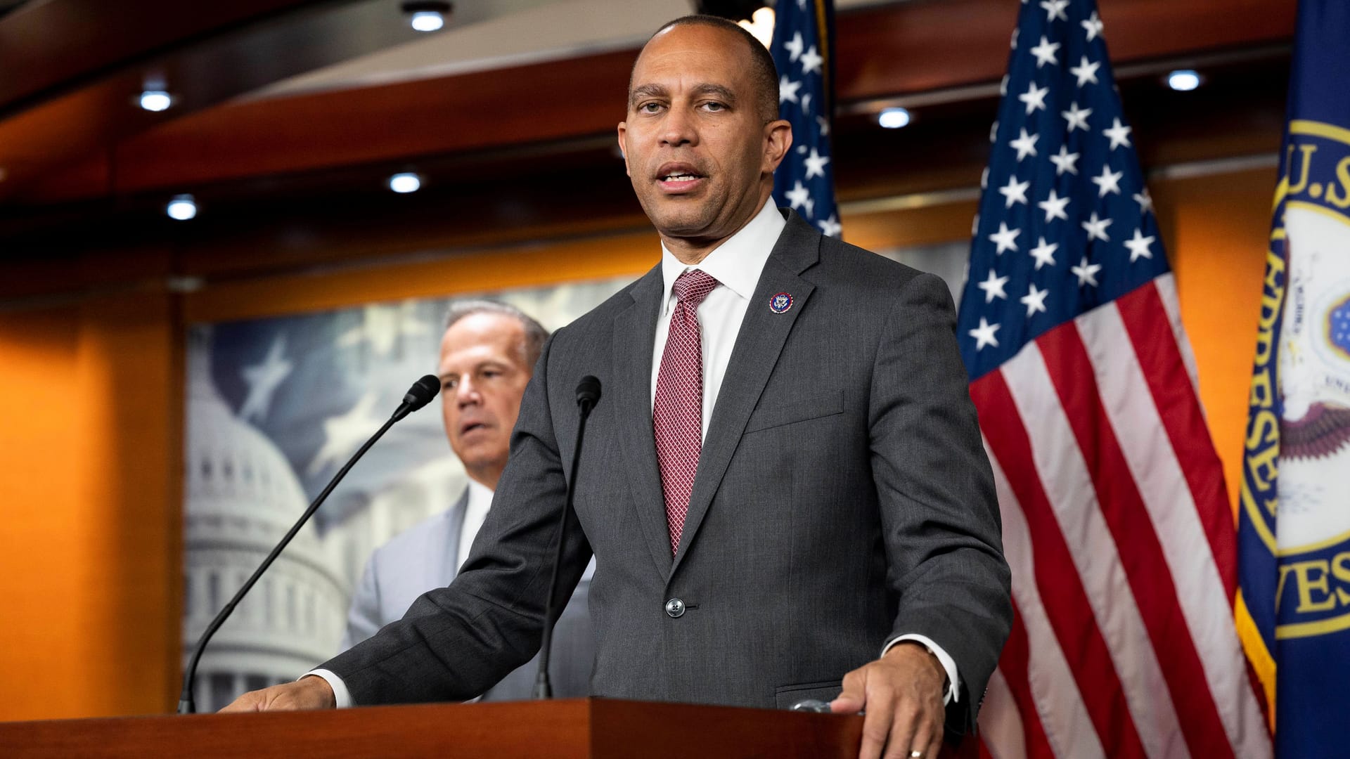 Hakeem Jeffries (Archivbild): Der Minderheitsführer im Repräsentantenhaus hat die demokratischen Abgeordneten zu einem Krisentreffen zusammengerufen.