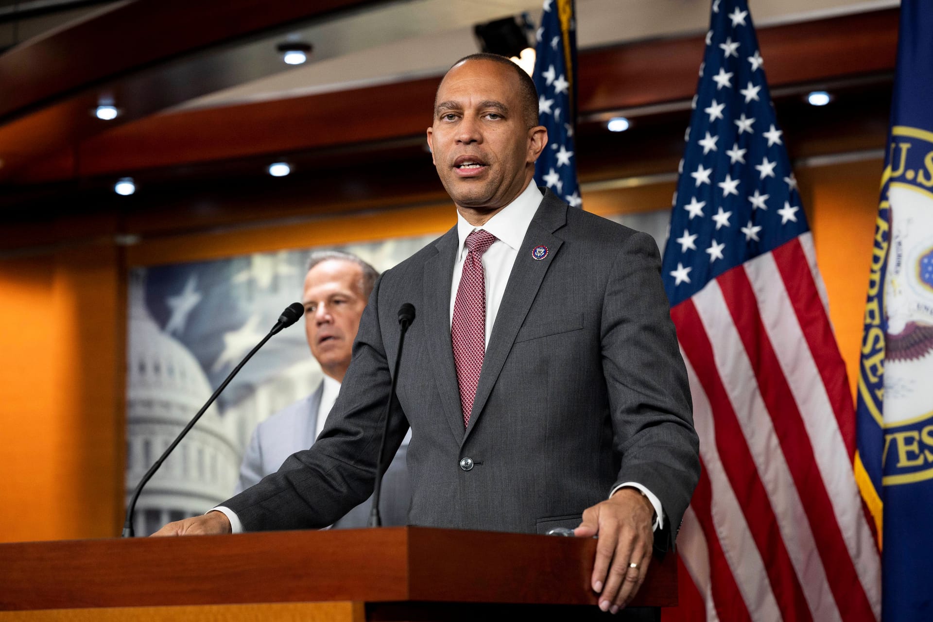 Hakeem Jeffries (Archivbild): Der Minderheitsführer im Repräsentantenhaus hat die demokratischen Abgeordneten zu einem Krisentreffen zusammengerufen.