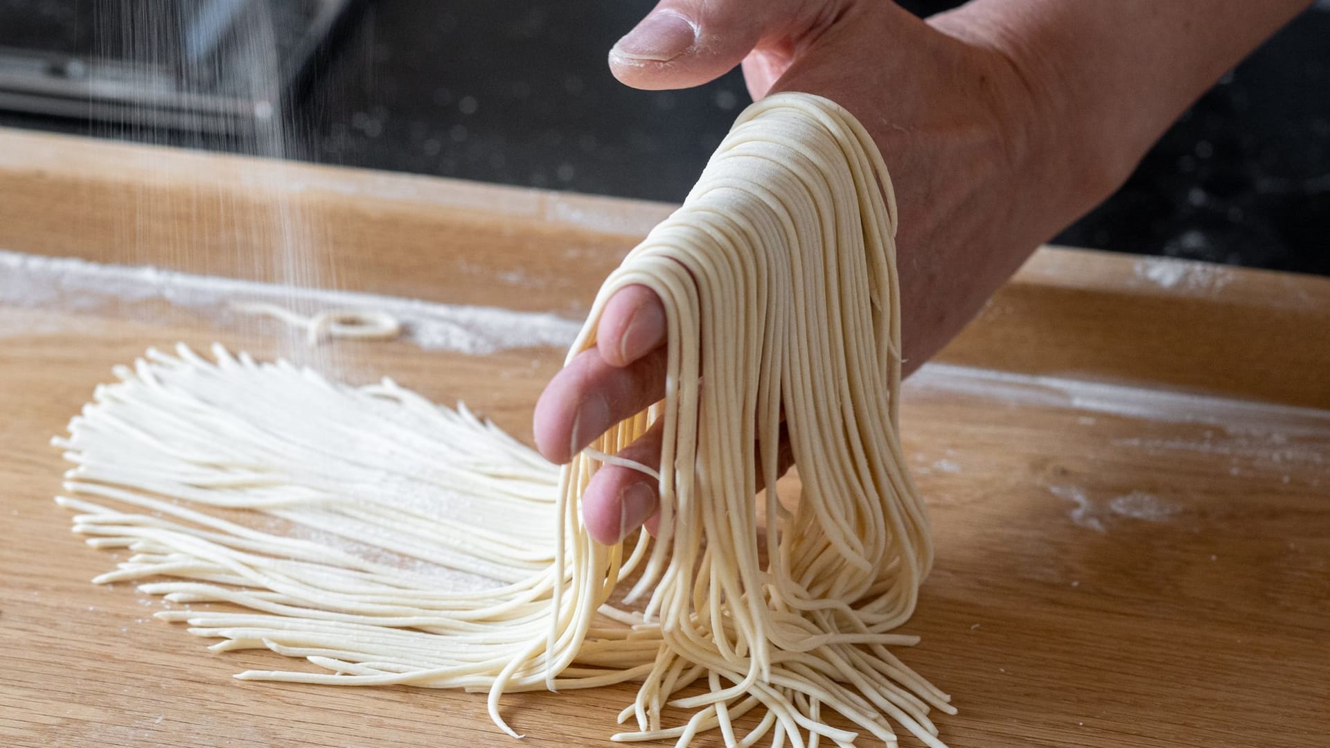 Etwas knifflig wird es, die Ramen in ihre typische Form per Hand zu bringen.