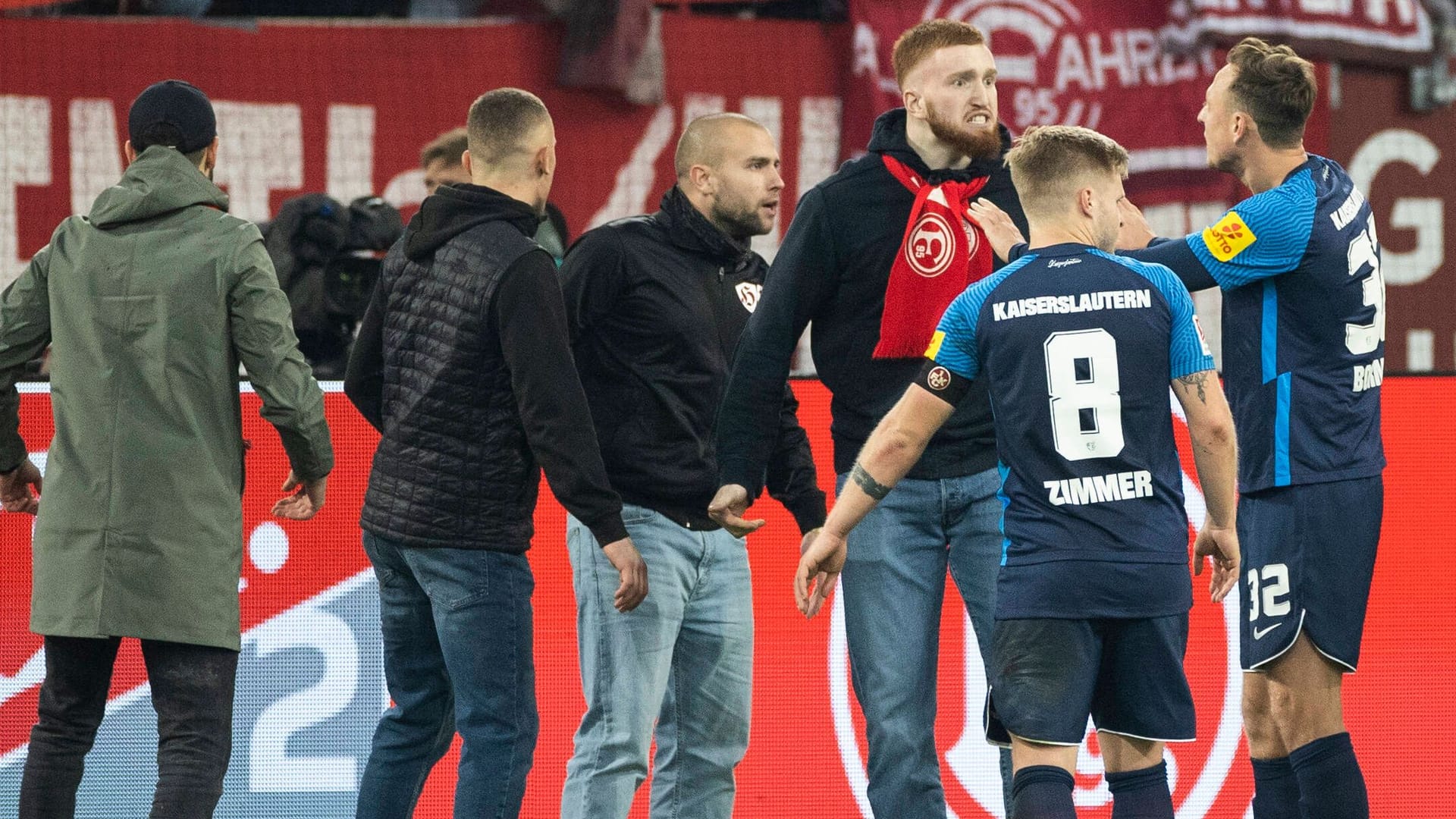 Düsseldorfer Fans im regen Austausch mit Lauterns Jean Zimmer und Robin Bormuth: Das Tor zum 2:1 für die Gäste erhitzte die Gemüter.