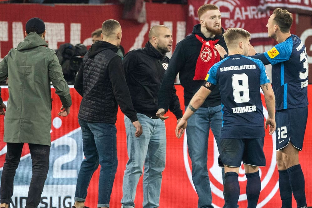 Düsseldorfer Fans im regen Austausch mit Lauterns Jean Zimmer und Robin Bormuth: Das Tor zum 2:1 für die Gäste erhitzte die Gemüter.