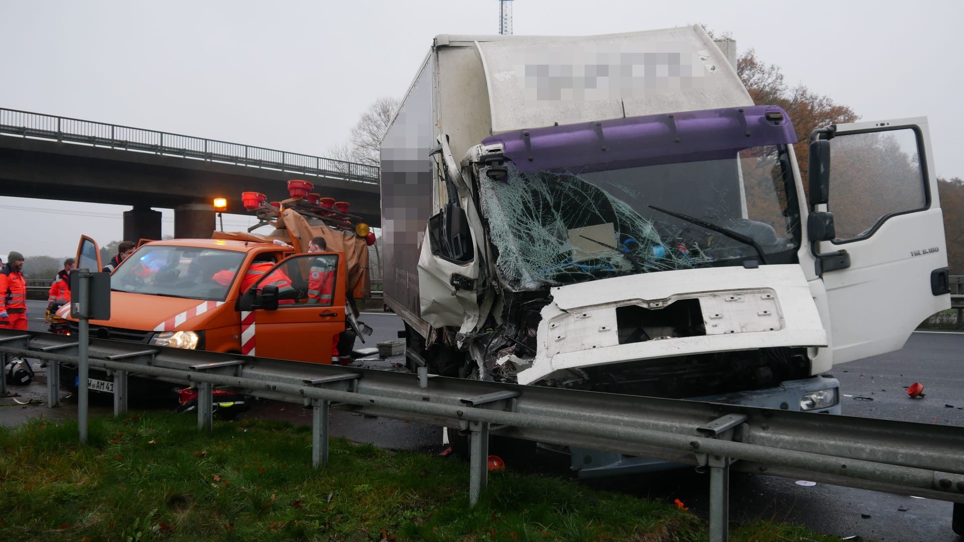Die Unfallstelle: Die Polizei schätzt den Gesamtschaden auf rund 20.000 Euro. Die Unfallstelle: Die Polizei schätzt den Gesamtschaden auf rund 20.000 Euro.