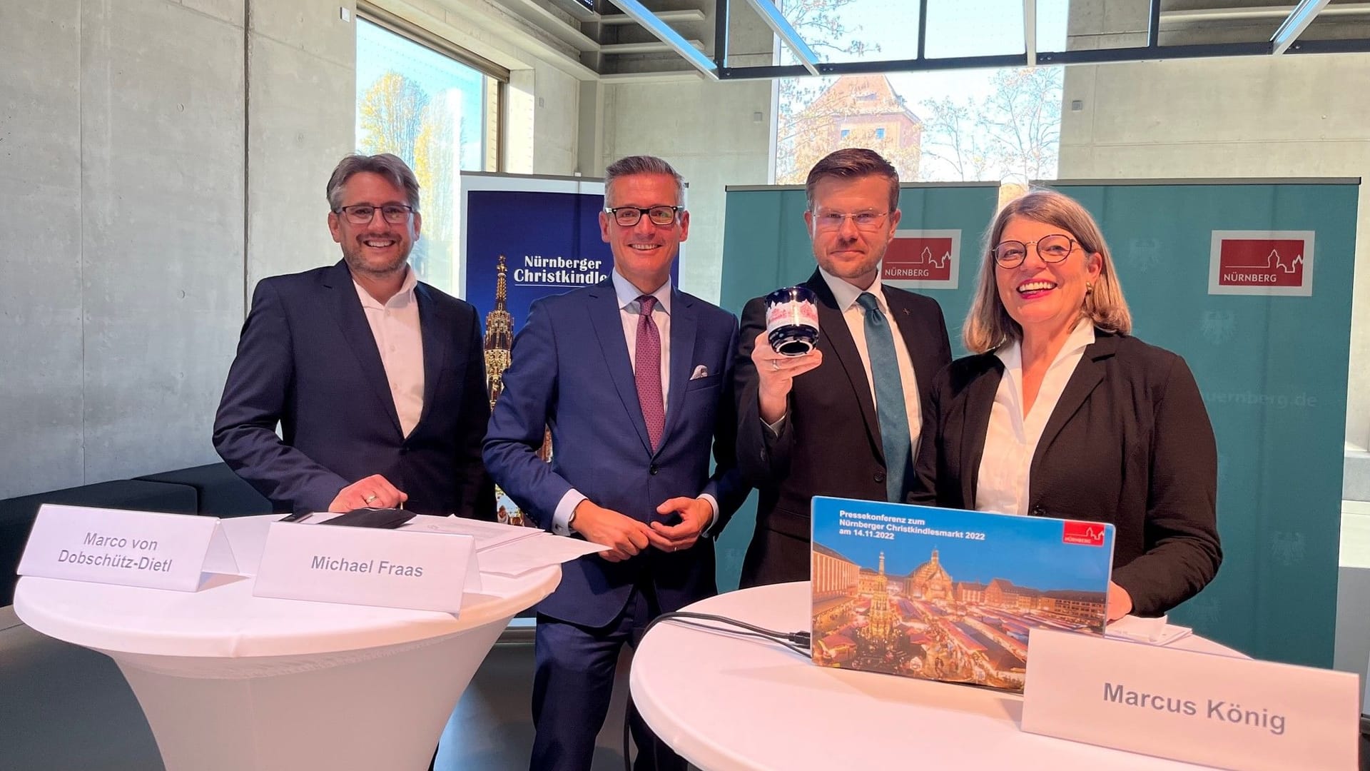 Auf der Pressekonferenz wurde auch die diesjährige Glühwein-Tasse vorgestellt.