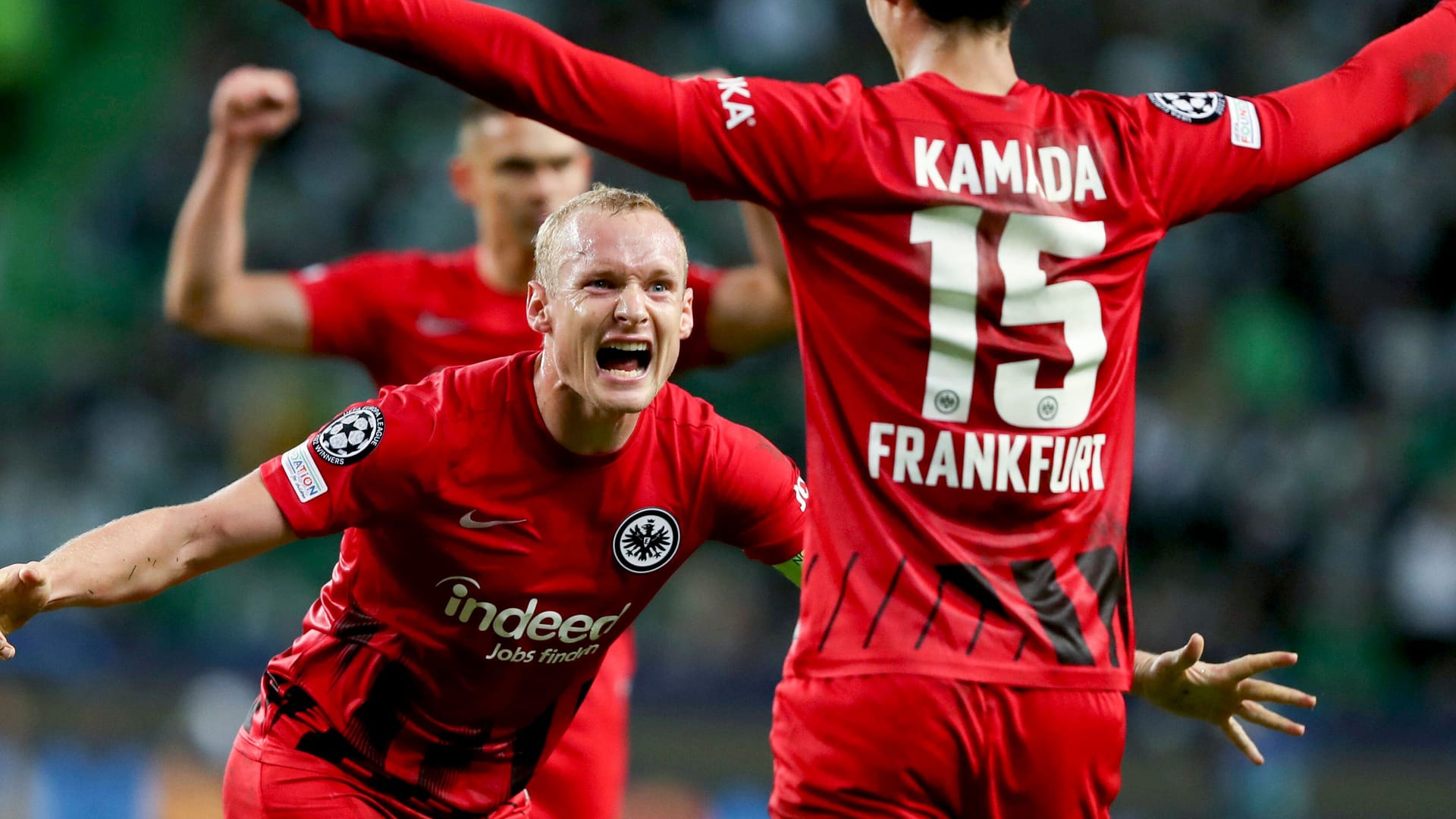 Sebastian Rode (l.) und Kamada: Die beiden freuen sich über den Einzug ins Achtelfinale.