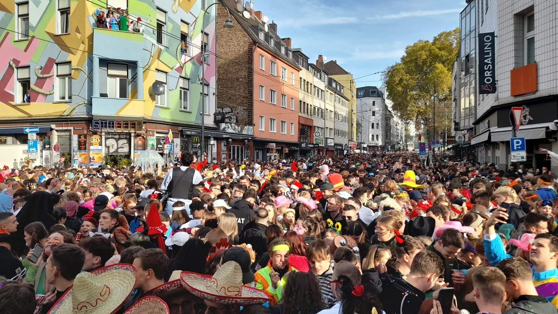 Menschenmassen auf der Zülpicher Straße: Inzwischen ist das Kwartier Latäng gesperrt. Es sind zu viele Menschen vor Ort.