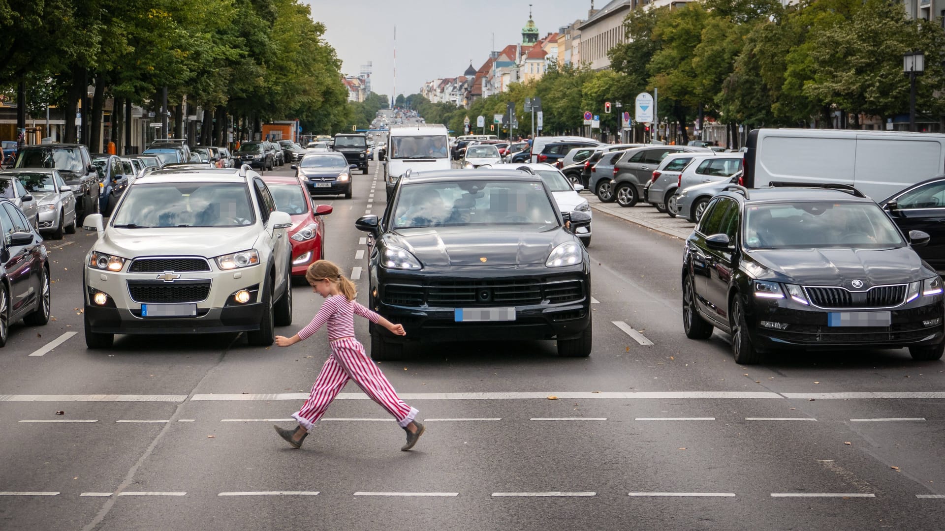 Ein Geländewagen neben dem nächsten: In Deutschland ist fast jede dritte Neuzulassung ein SUV. Energie- und Platzverbrauch sind deutlich höher als bei kleineren Wagen, das Unfallrisiko ebenfalls.