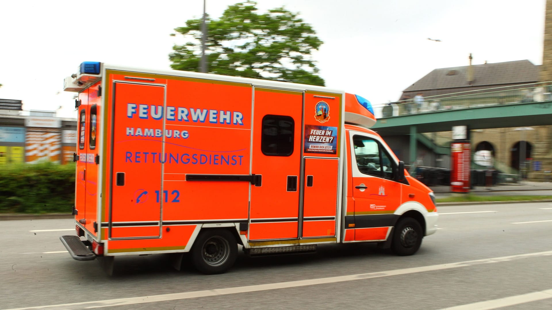 Ein Rettungsdienst der Feuerwehr Hamburg (Symbolbild): Das Mädchen starb, nachdem sie die Drogen eingenommen hat. Ein Rettungsdienst der Feuerwehr Hamburg (Symbolbild): Das Mädchen starb, nachdem sie die Drogen eingenommen hat.