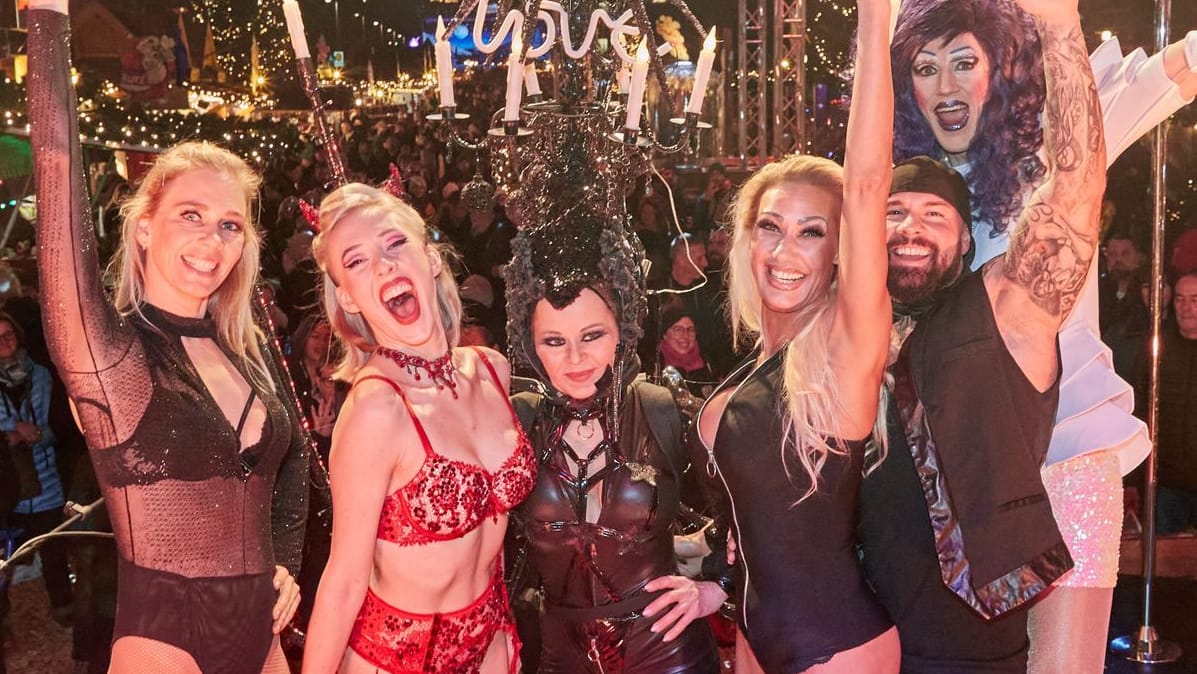 Künstler auf dem "Santa Pauli": Am Montagabend wurde der Weihnachtsmarkt eröffnet. Künstler auf dem "Santa Pauli": Am Montagabend wurde der Weihnachtsmarkt eröffnet.