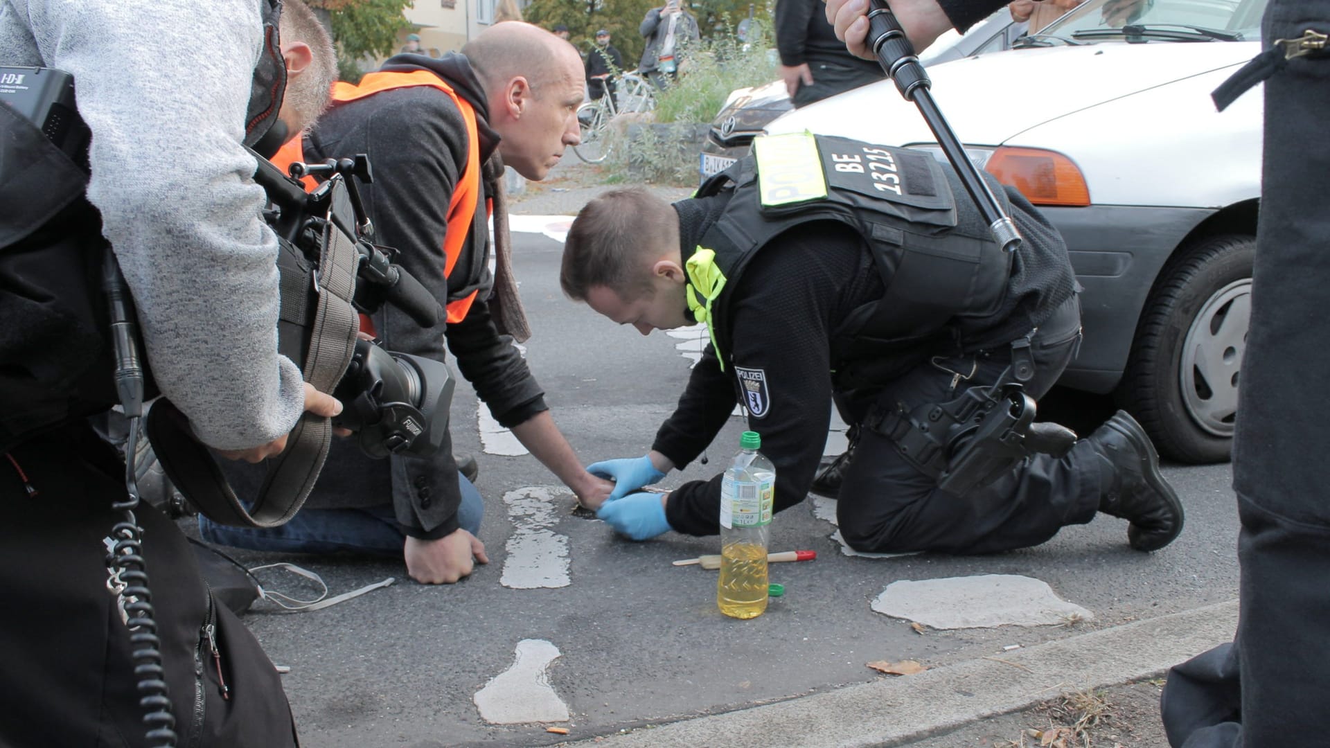 Ein Polizeibeamter versucht die Hand eines Aktivisten vom Asphalt zu lösen: Ist das die neuste Protestform? Mit Sekundenkleber schaffen es die Aktivistinnen und Aktivisten, den Verkehr teilweise für Stunden zu blockieren. Doch das ist nicht die einzige Aktion, die die Klimagruppen auf Lager haben.