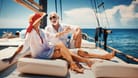Rentnerpaar auf einer Segelyacht (Symbolbild): Eine Rente von 3.000 Euro brutto im Monat ist nur den wenigsten vergönnt.