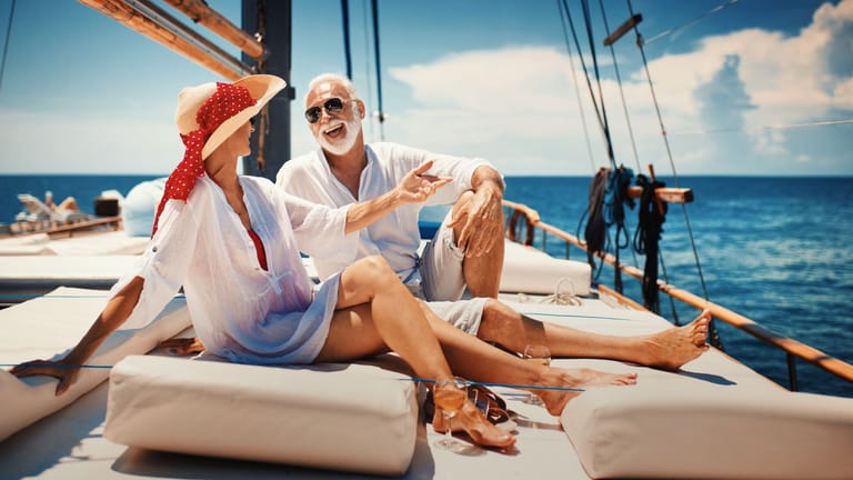 Rentnerpaar auf einer Segelyacht (Symbolbild): Eine Rente von 3.000 Euro brutto im Monat ist nur den wenigsten vergönnt.