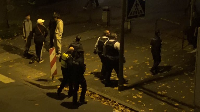 Einsatzkräfte der Polizei in Dortmund Scharnhorst: Mehrere Jugendliche hatten in Scharnhorst Pyrotechnik in einer Ladenstraße gezündet.