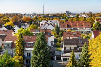 Vorort von Frankfurt a.M. (Symbolbild): Bei Ein- und Zweifamilienhäusern wendet das Finanzamt in der Regel das Ertragswertverfahren an, um den Grundsteuerwert zu bestimmen.