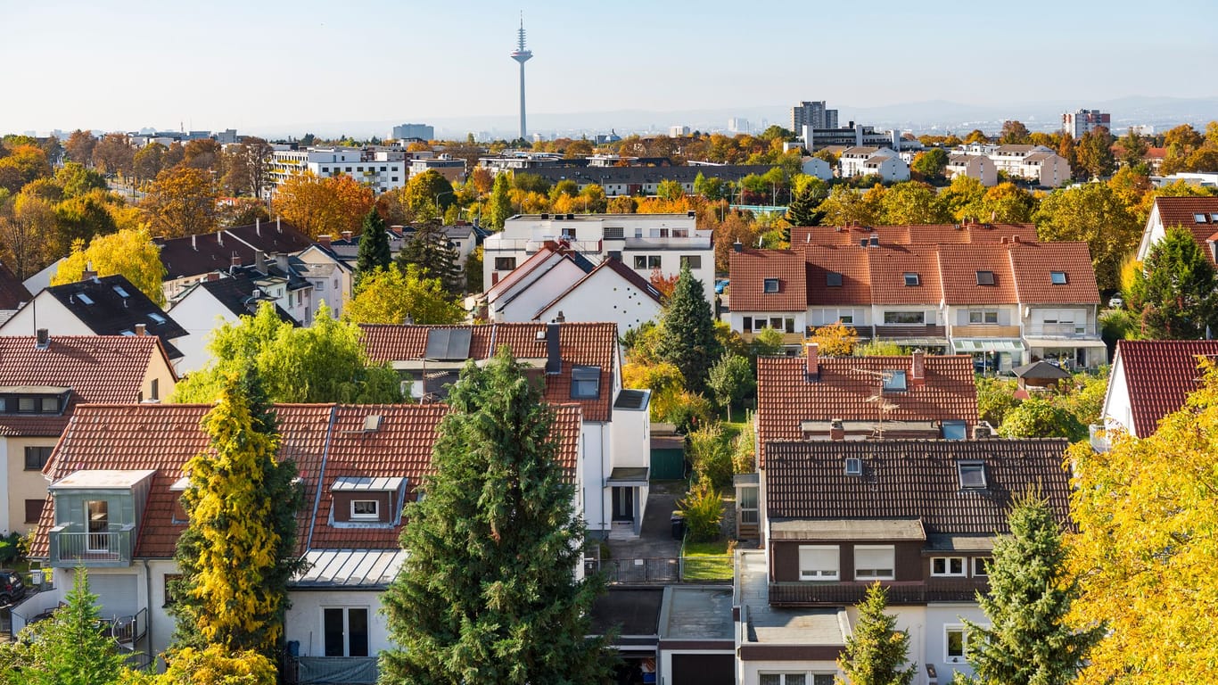 Vorort von Frankfurt a.M. (Symbolbild): Bei Ein- und Zweifamilienhäusern wendet das Finanzamt in der Regel das Ertragswertverfahren an, um den Grundsteuerwert zu bestimmen.