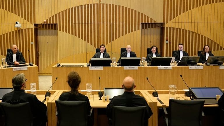 Die Richter im Gerichtssaal: Die Urteilsverkündung findet in Amsterdam statt.
