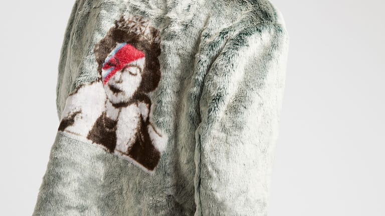 Eine Jacke von Guess mit einem Motiv des Künstlers Banksy.