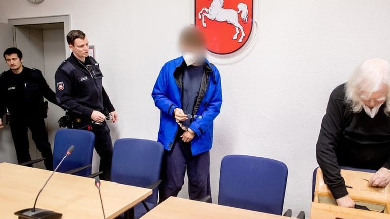 Der Angeklagte wird vor Prozessbeginn am Dienstag in einen Gerichtssaal im Landgericht Oldenburg geführt.