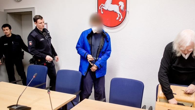 Der Angeklagte wird vor Prozessbeginn am Dienstag in einen Gerichtssaal im Landgericht Oldenburg geführt. Der Angeklagte wird vor Prozessbeginn am Dienstag in einen Gerichtssaal im Landgericht Oldenburg geführt.