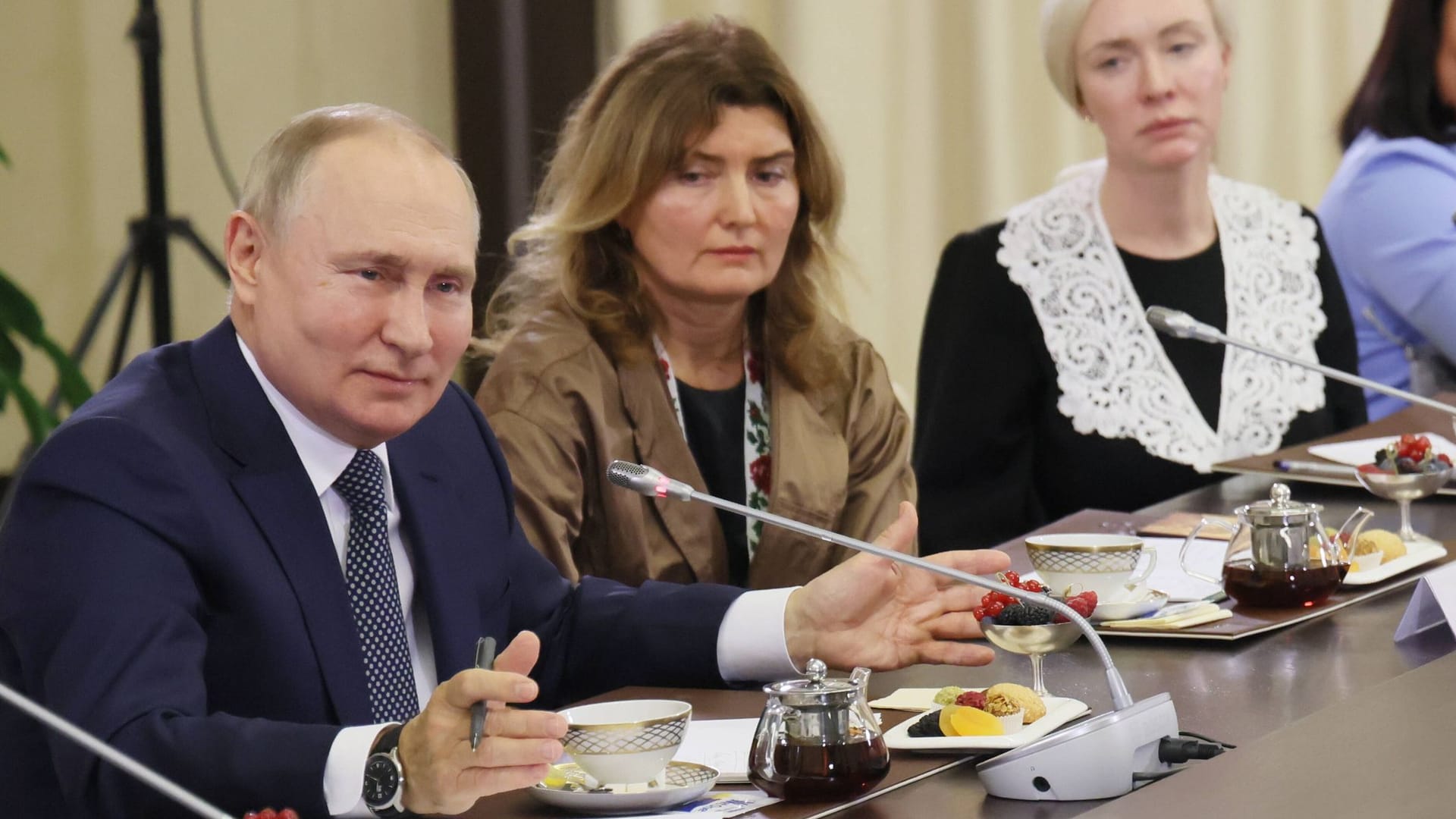 Russlands Präsident Wladimir Putin am Tisch mit vermeintlichen Soldatenmüttern.