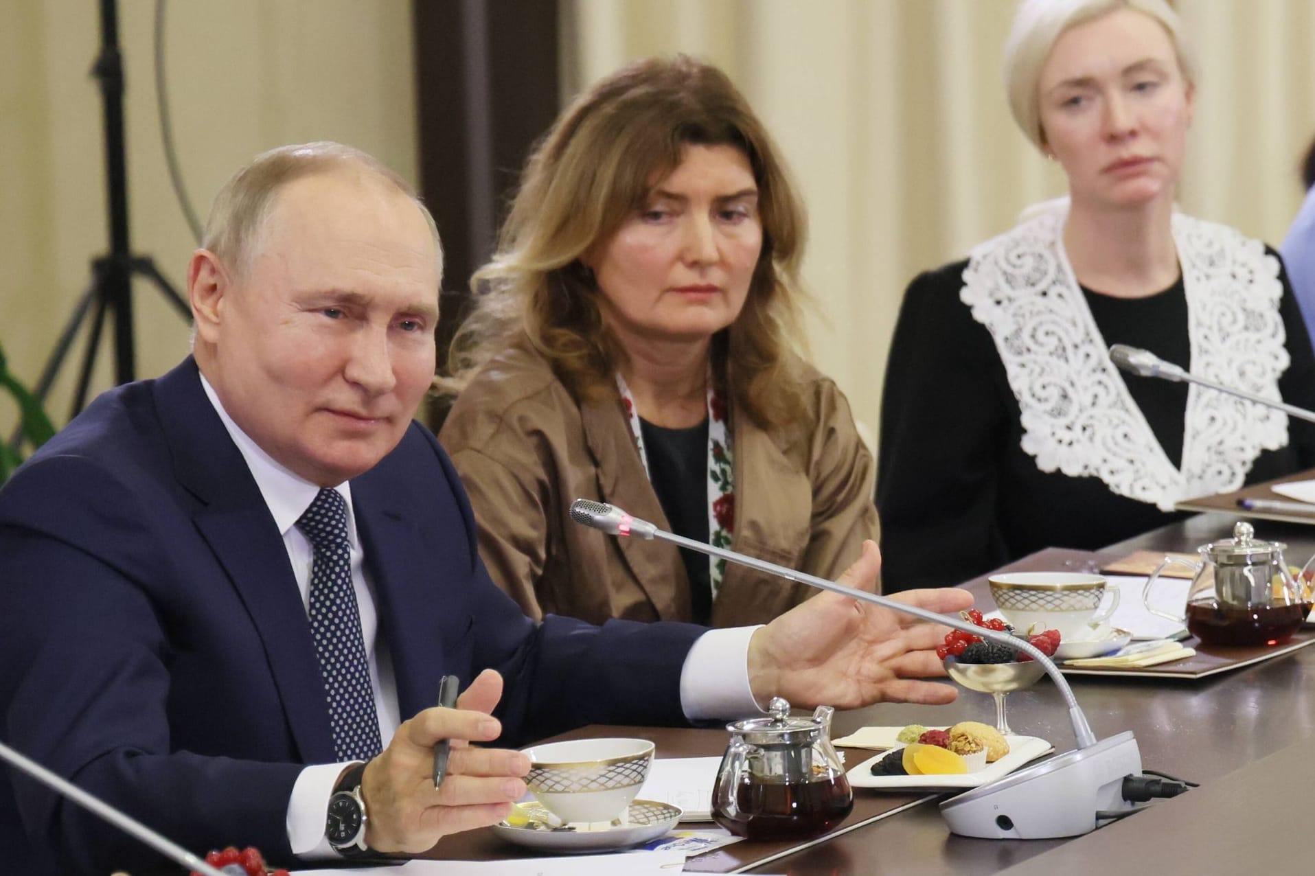 Russlands Präsident Wladimir Putin am Tisch mit vermeintlichen Soldatenmüttern.