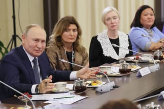 Russlands Präsident Wladimir Putin am Tisch mit vermeintlichen Soldatenmüttern.
