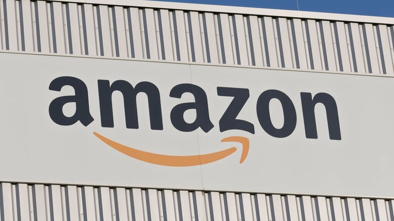 Amazon-Logo: Der Konzern kündigt für 2023 einen weiteren Jobabbau an.