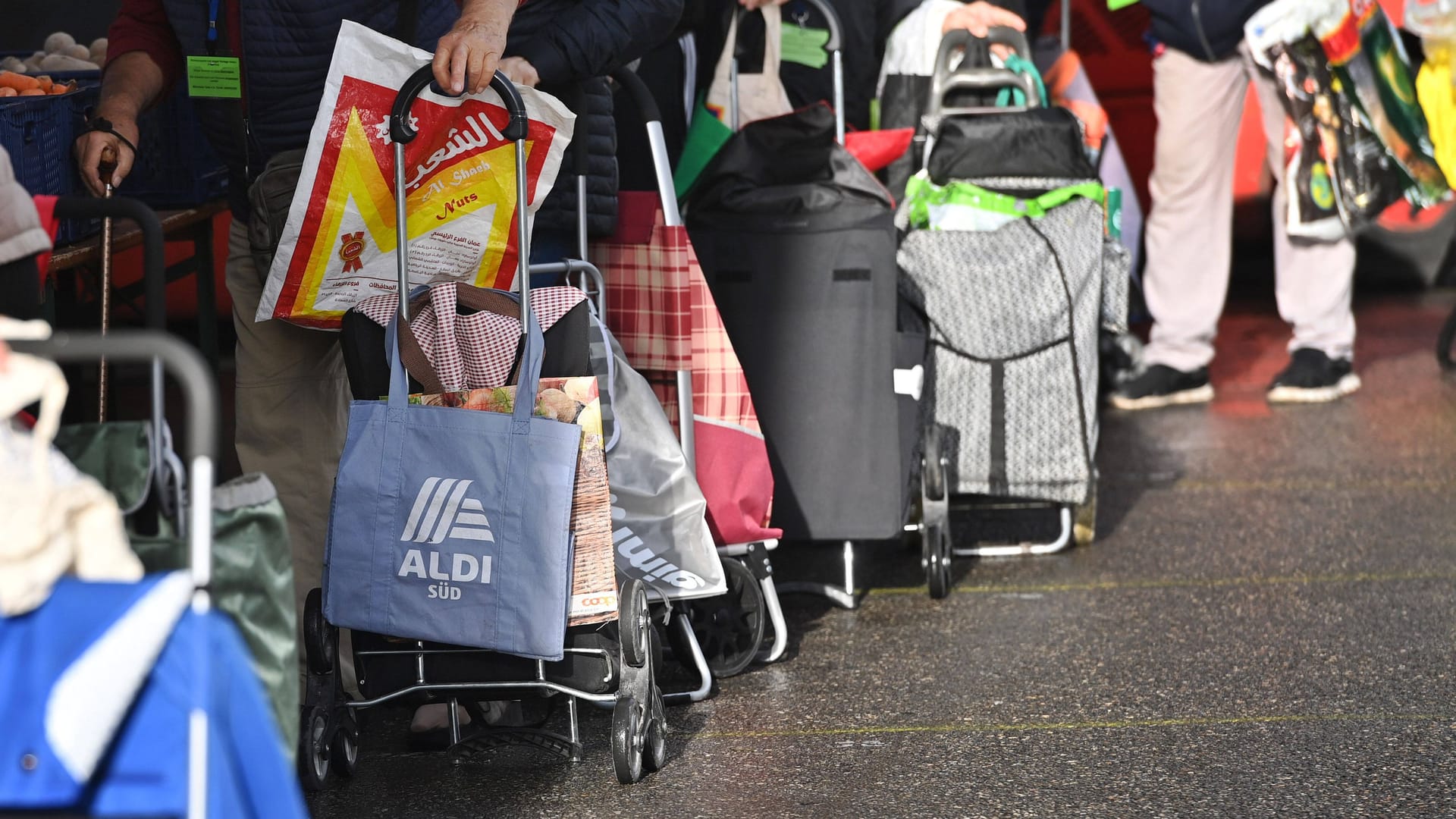 Menschen stehen Schlange vor der Lebensmittelausgabe der Münchner Tafel: Das Deutsche Institut für Wirtschaftsforschung schätzt die Zahl der Tafel-Kunden deutschlandweit inzwischen auf eine Million.