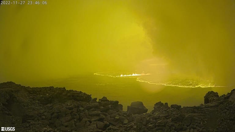 Mauna Loa: Der Vulkan auf Hawaii ist am Montag deutscher Zeit ausgebrochen, eien Webcam zeigt den Lavafluss.