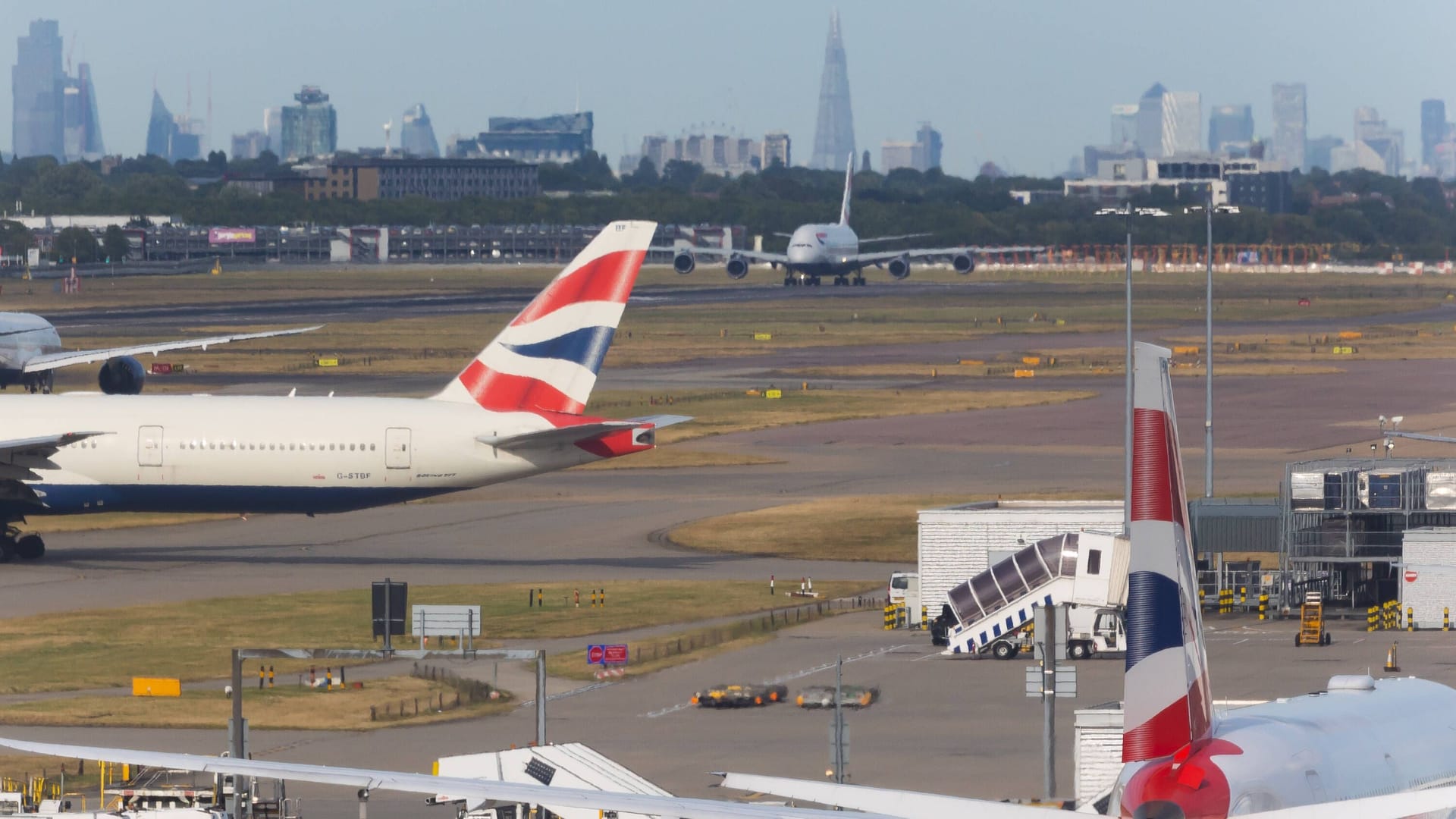 Londoner Flughafen Heathrow (Archiv): In einem Abschiebezentrum haben Berichten zufolge etwa 100 Häftlinge protestiert.