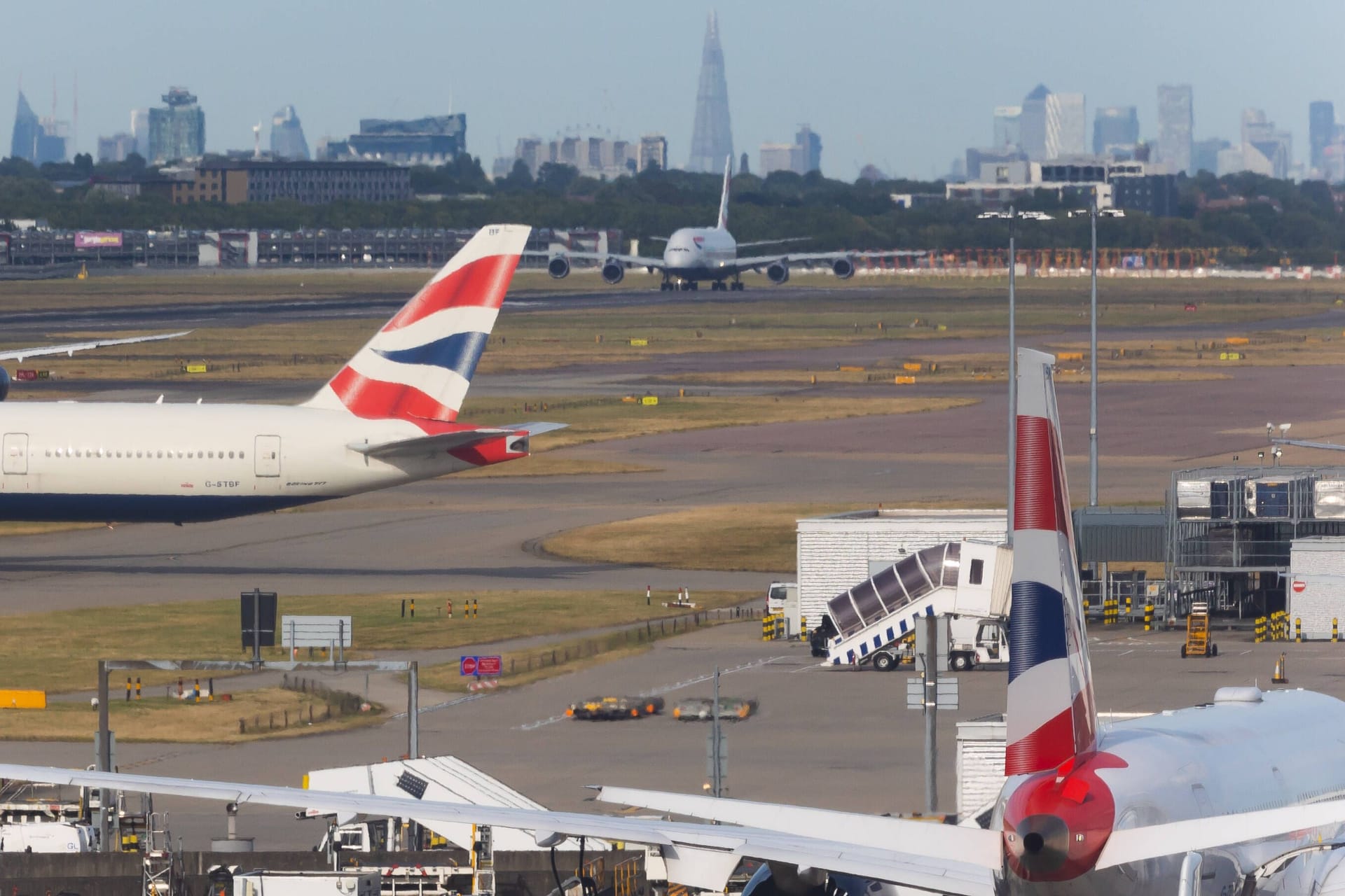 Londoner Flughafen Heathrow (Archiv): In einem Abschiebezentrum haben Berichten zufolge etwa 100 Häftlinge protestiert.