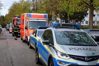 Polizei- und Krankenwagen vor einem Wohnhaus in Hamburg-Lohbrügge, nachdem eine 35-Jährige getötet wurde.