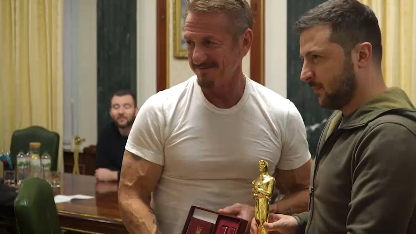 Sean Penn und Wolodymyr Selenskyj: Der US-Schauspieler übergab dem ukrainischen Präsidenten einen Oscar.