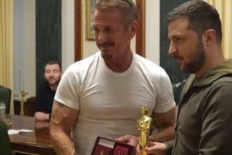 Sean Penn und Wolodymyr Selenskyj: Der US-Schauspieler übergab dem ukrainischen Präsidenten einen Oscar.