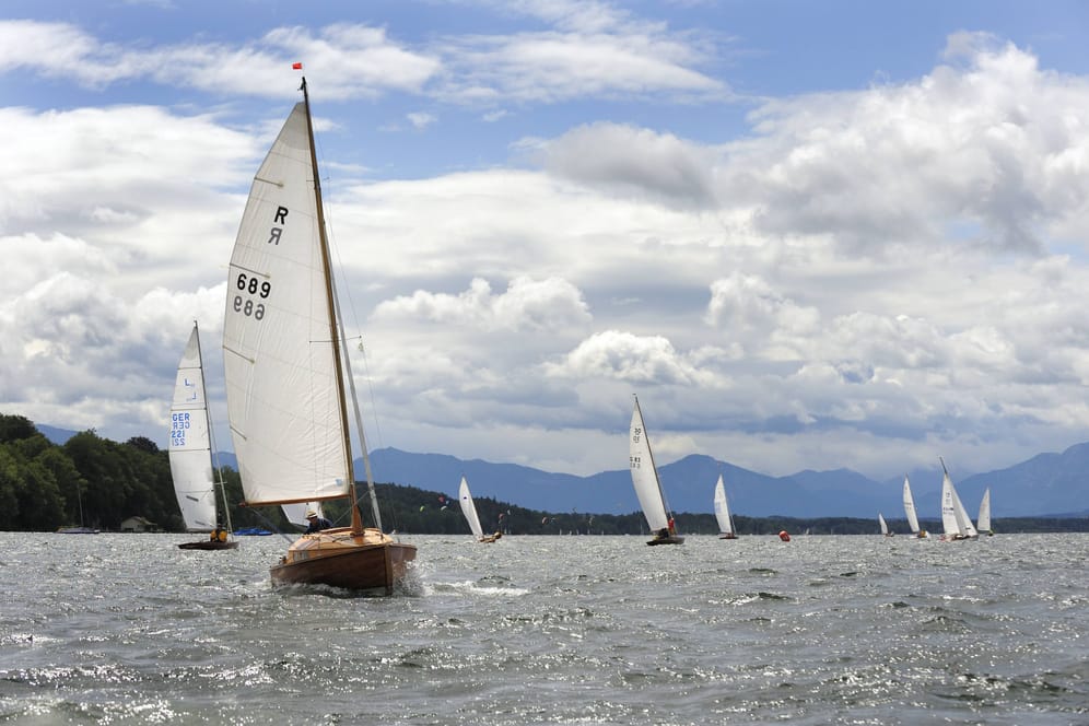 Segelboote auf dem Starnberger See (Archivbild): Ein Segellehrer soll mehrere Kinder missbraucht haben.