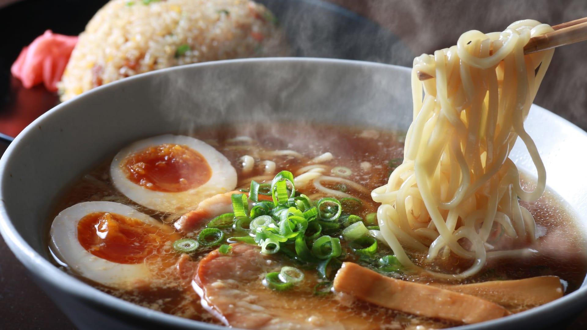 Ramen: Bei der japanischen Nudelspezialität ist für jeden Geschmack etwas dabei, da sie beliebig zubereitet werden kann.