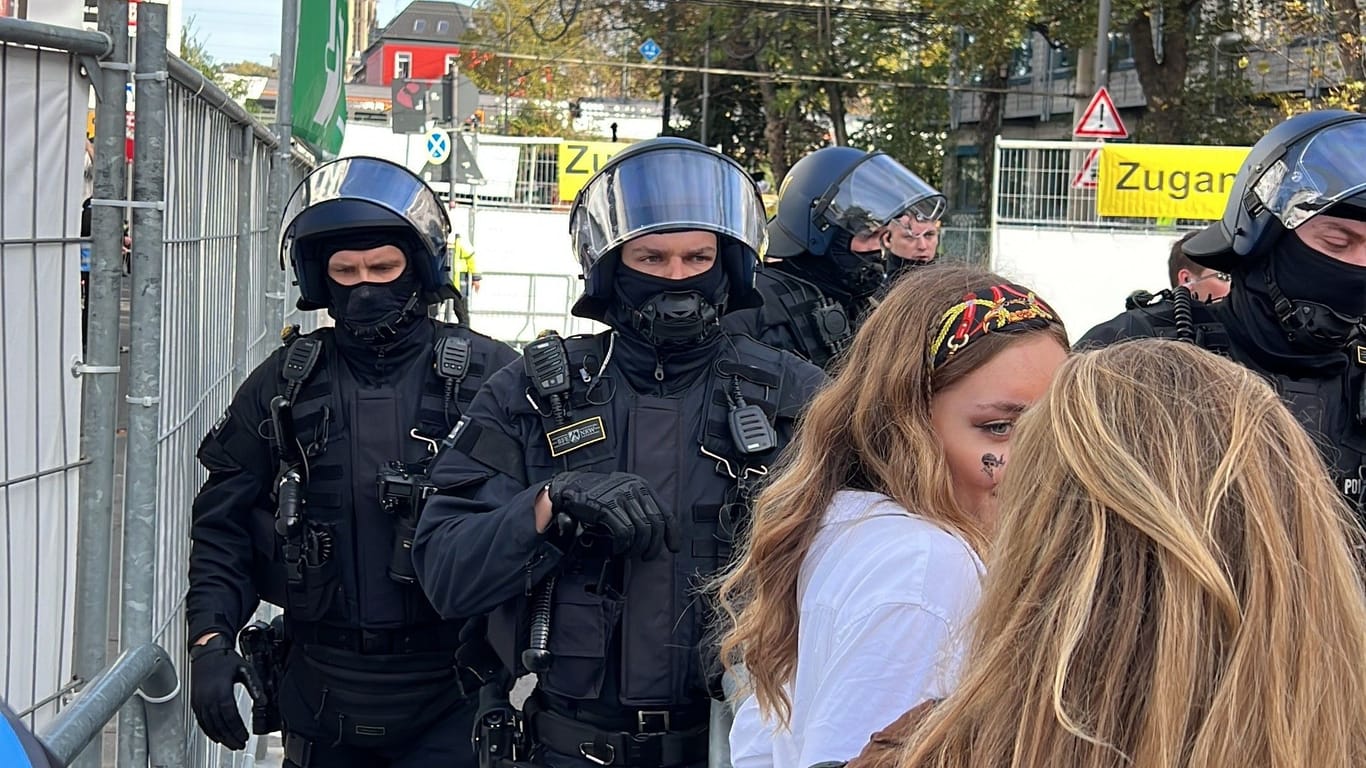 Kwartier Latäng: Die Polizei Köln hat ihre Präsenz im Szene-Viertel erhöht, die Beamten tragen Helme.