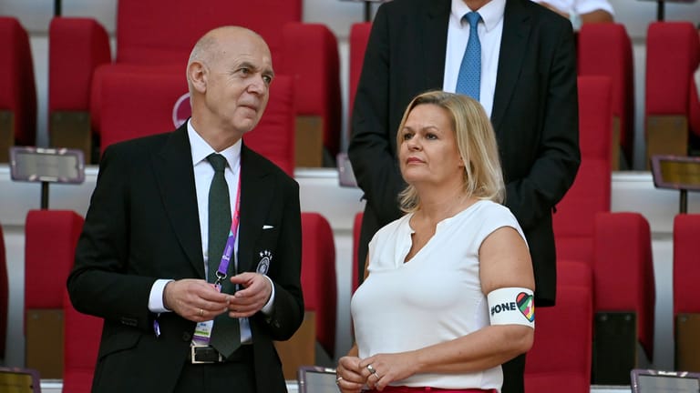 Streitgegenstand: Die "One Love"-Armbinde, hier am Arm von Bundesinnenministerin Nancy Faeser (r.) während des Deutschland-Spiels in Doha. Neben ihr: DFB-Präsident Neuendorf.