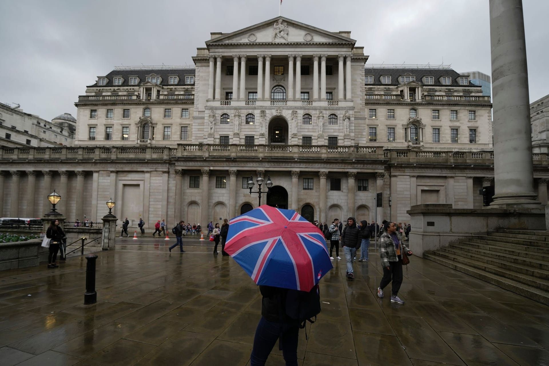 Britische Notenbank hebt Leitzins auf 3 Prozent an