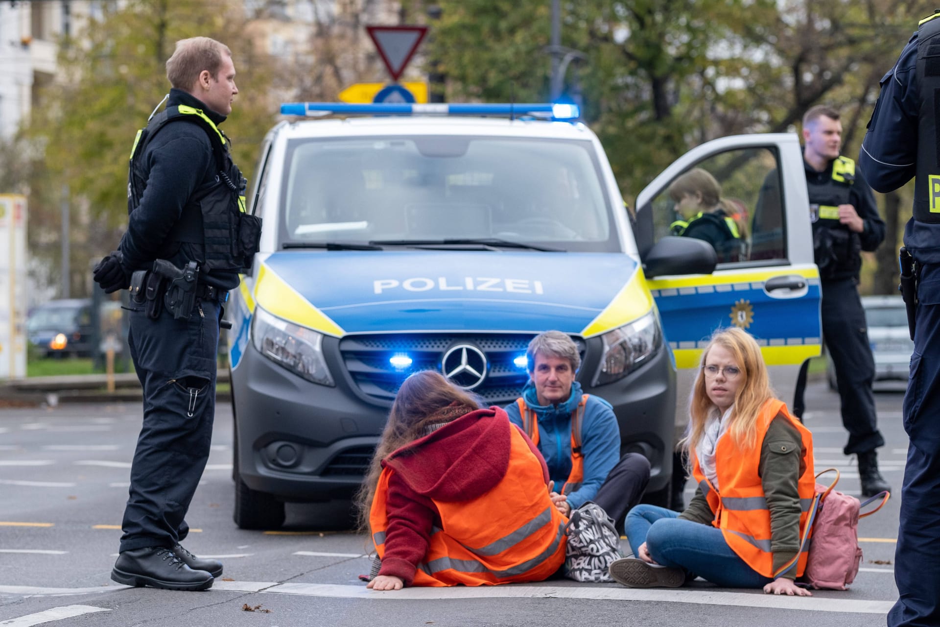 Klimaaktivisten der Letzten Generation blockieren den Straßenverkehr in Berlin (Archivbild): Anders als die CSU spricht sich Niedersachsens neue Justizministerin gegen höhere Strafen aus.