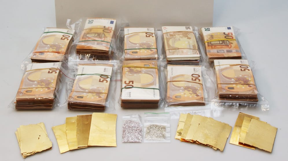 Sichergestellte Diamanten, Geldscheine und Gold: Die Grenzpolizei beziffert den Wert des Fundes auf fast 200.000 Euro.